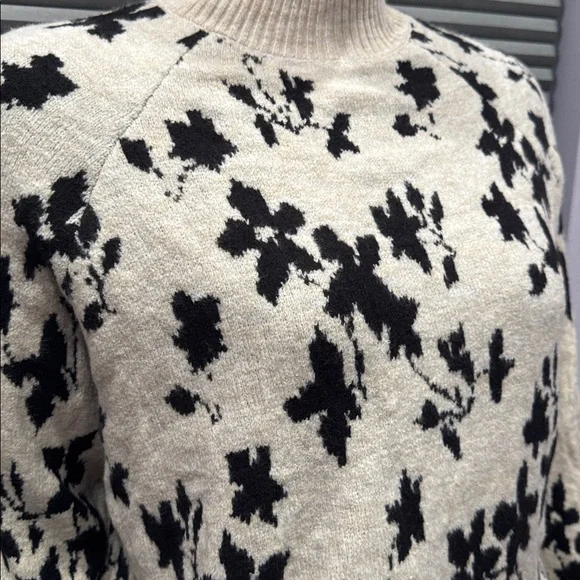 Liz Claiborne Black and Cream Floral Sweater - Picture 2 of 9